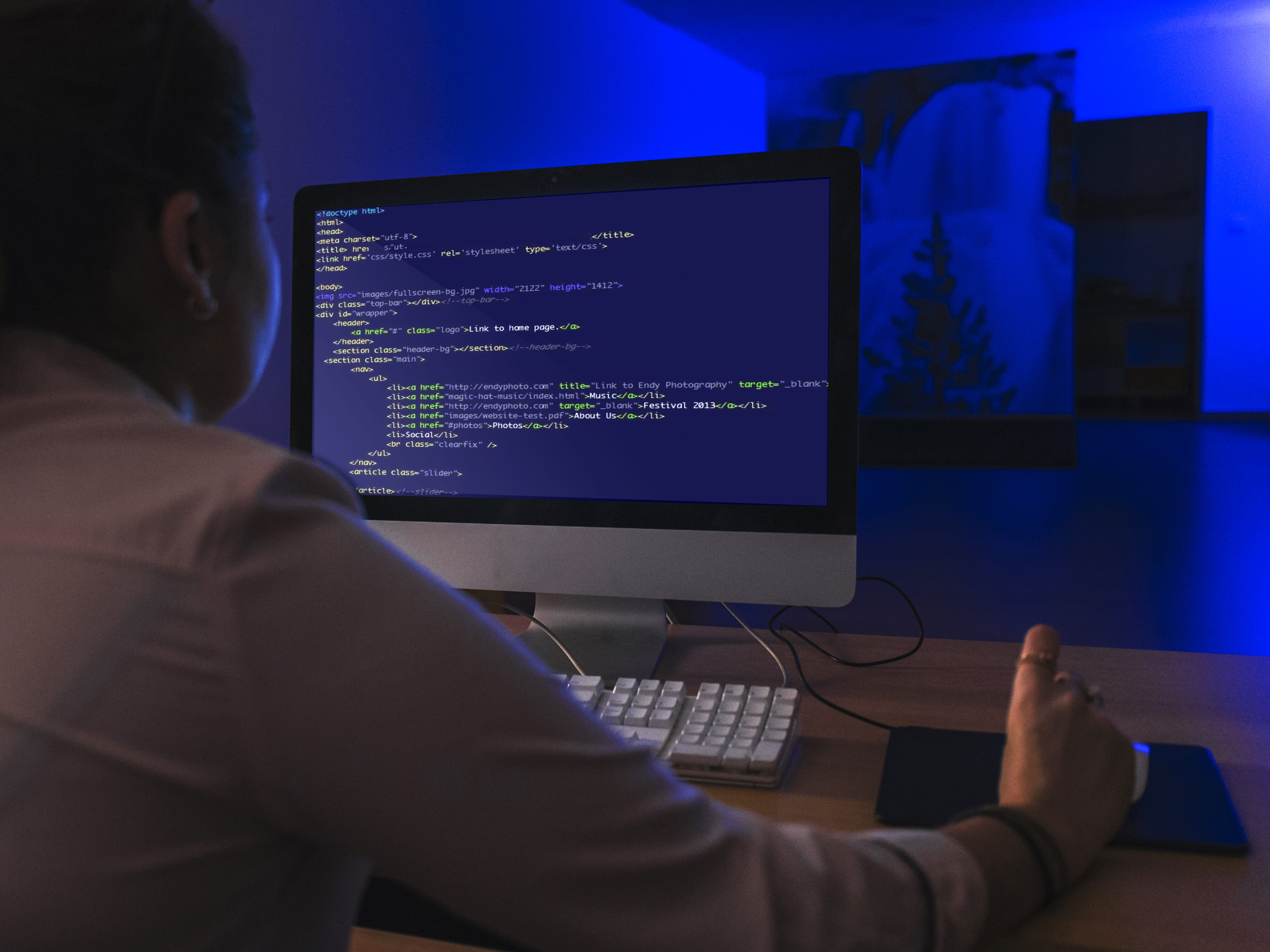 Desenvolvedores trabalhando em código